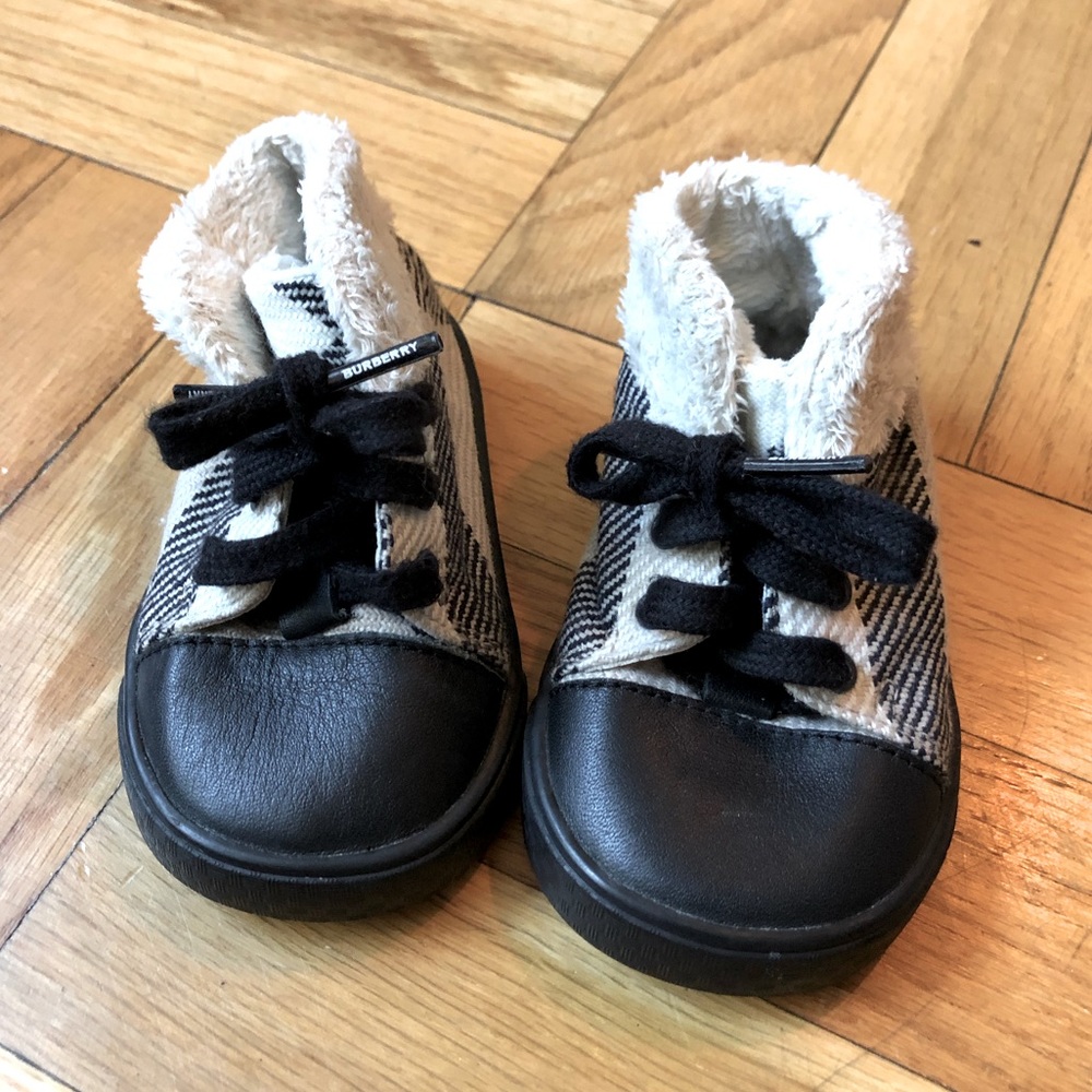 Burberry cozy lined baby shoes (9-12mo)